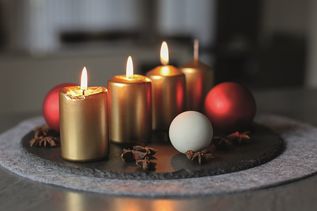 Jeden Sonntag wird eine weitere Kerze entzündet und verschönert das Warten auf das Weihnachtsfest.