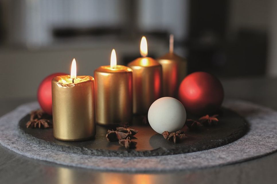 Jeden Sonntag wird eine weitere Kerze entzündet und verschönert das Warten auf das Weihnachtsfest.