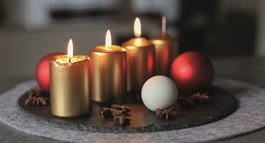 Jeden Sonntag wird eine weitere Kerze entzündet und verschönert das Warten auf das Weihnachtsfest.