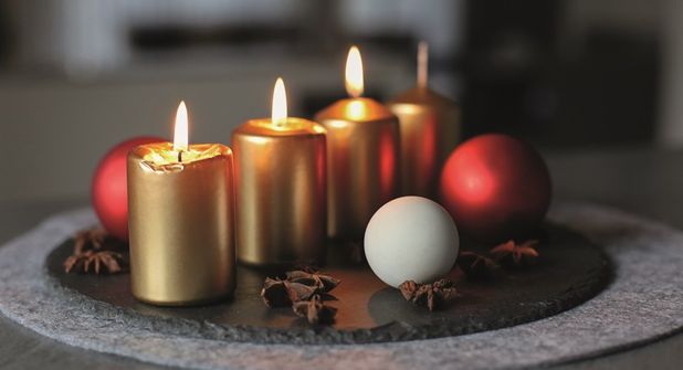 Jeden Sonntag wird eine weitere Kerze entzündet und verschönert das Warten auf das Weihnachtsfest.