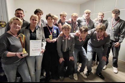 Claudia Piutti, Melanie Lindau, Julian Franke und die B-Jugend JSG OH.