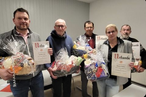 Vereinsjubilare Christian Suhr, Dieter Merz, Thomas Bruhse, Melanie Lindau und Thomas Schlicht (v. lks.). (Foto: Marc Dobkowitz)