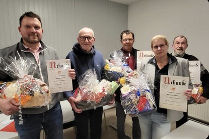 Vereinsjubilare Christian Suhr, Dieter Merz, Thomas Bruhse, Melanie Lindau und Thomas Schlicht (v. lks.). (Foto: Marc Dobkowitz)