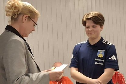 Die Vorsitzende Melanie Lindau ehrt Julian Franke zum Jugendsportler des Jahres.