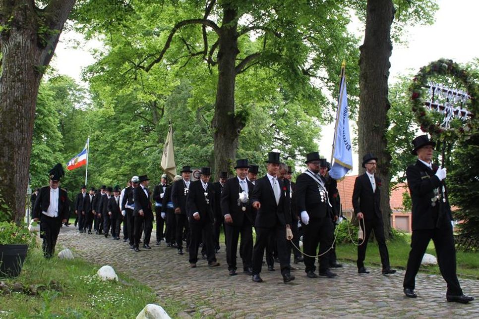 Die zweite Station ist das Adelige Kloster, hier wird Klosterprobst Detlef von Bülow abgeholt.