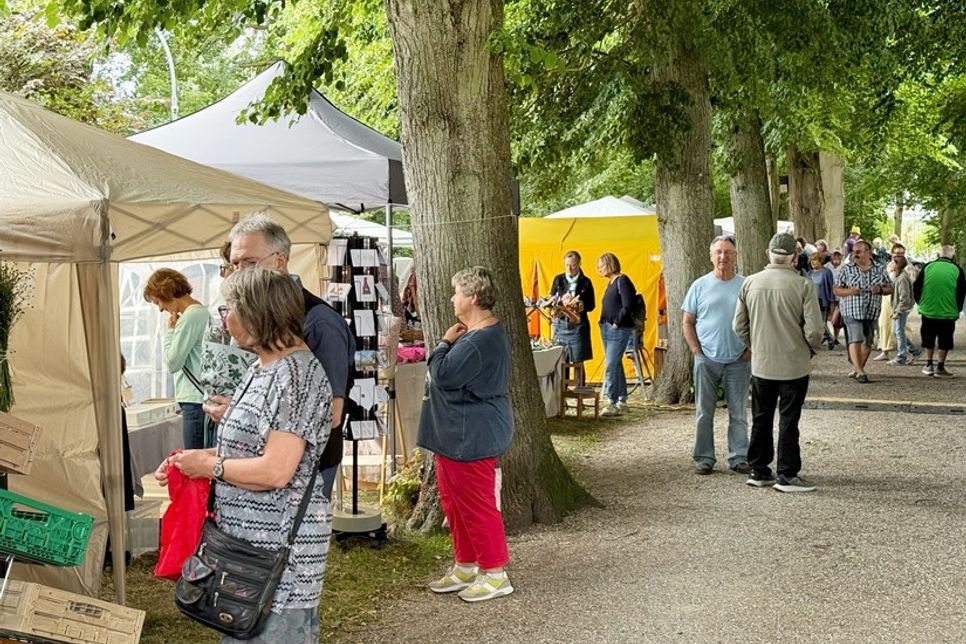 Liebevoll hergerichtete Kunsthandwerkerstände luden mit ihrem Angebot zum Stöbern ein.