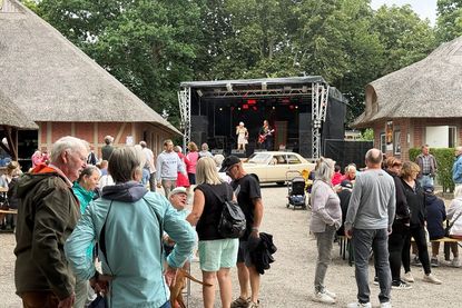 Bereits am Mittag brachte der „Frühstücks-Beat mit Cindy & Walter & Tante Opel“ gute Stimmung über dem Paasch-Eyler-Platz.