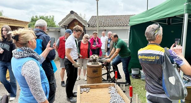 Bei der Alten Gruber Bürgergilde konnte das Kugelgießen live beobachtet werden.