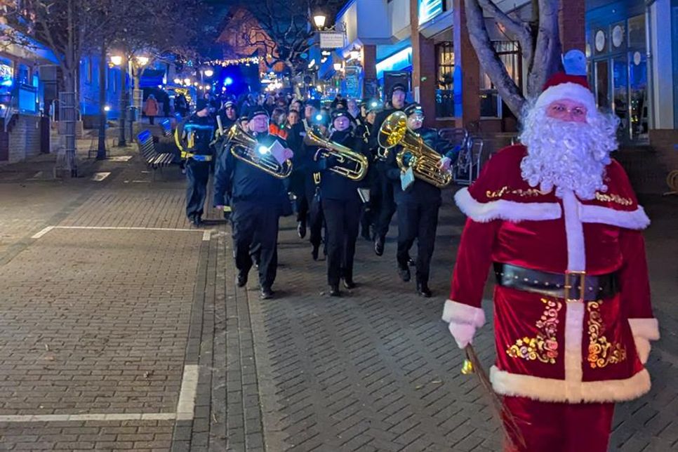 Umzug zum Gerätehaus unter Führung des Nikolauses.