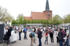 Auf dem Marktplatz gab es verschiedene Stände, an denen die Kinder und Jugendlichen künstlerisch, musikalisch oder handwerklich tätig werden konnten.