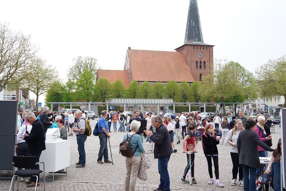 Auf dem Marktplatz gab es verschiedene Stände, an denen die Kinder und Jugendlichen künstlerisch, musikalisch oder handwerklich tätig werden konnten.