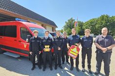 Niklas Lübke, Wehrführer Pascal Horstmann, Stefan Reimann, Andreas Horstmann, Christian Friedrich, Bürgermeisterin Stefanie Friedrich-Suhr und Chris Mohrhagen vom Rettungsdienst Holstein AöR (rdh) (v. lks.).