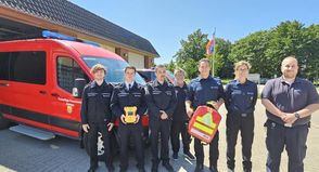 Niklas Lübke, Wehrführer Pascal Horstmann, Stefan Reimann, Andreas Horstmann, Christian Friedrich, Bürgermeisterin Stefanie Friedrich-Suhr und Chris Mohrhagen vom Rettungsdienst Holstein AöR (rdh) (v. lks.).