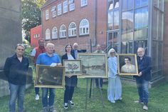 Bei der Übergabe im Garten des Zeittor Museums (v. lks.): Thomas Schwarz und Dirk Mosebach (Förderverein), Restaurator Jochen Rosehr, Constanze Köster (Fielmann Group), Uwe Muchow (Förderverein), Museumsleiter Dr. Frank Wilschewski, Claudia Freutel (Fielmann Eutin) und Norbert Kahl (Förderverein).