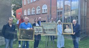 Bei der Übergabe im Garten des Zeittor Museums (v. lks.): Thomas Schwarz und Dirk Mosebach (Förderverein), Restaurator Jochen Rosehr, Constanze Köster (Fielmann Group), Uwe Muchow (Förderverein), Museumsleiter Dr. Frank Wilschewski, Claudia Freutel (Fielmann Eutin) und Norbert Kahl (Förderverein).