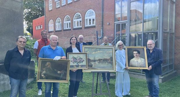 Bei der Übergabe im Garten des Zeittor Museums (v. lks.): Thomas Schwarz und Dirk Mosebach (Förderverein), Restaurator Jochen Rosehr, Constanze Köster (Fielmann Group), Uwe Muchow (Förderverein), Museumsleiter Dr. Frank Wilschewski, Claudia Freutel (Fielmann Eutin) und Norbert Kahl (Förderverein).