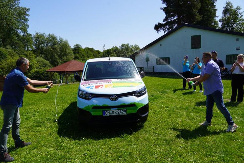 Sekttaufe durch die Bürgermeister Mario Bielarz (re.) aus Kasseedorf und Olaf Schöning aus Schönwalde.