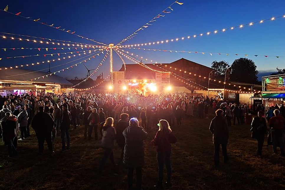 Abends ging es zum Feiern auf den Tannenhof zum Brenkenhagen Open Air. (Foto: Christian Lück)