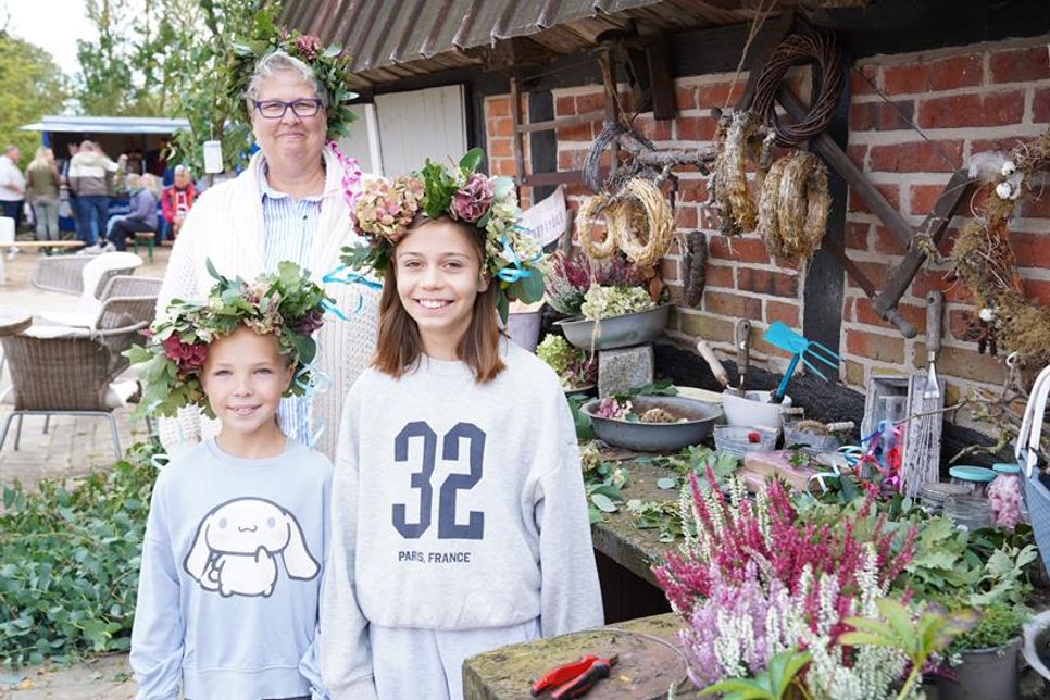 Unter fachkundiger Anleitung haben sich Sophia und Charlotte Blumenkränze für die 700 Jahr-Feier gebunden.