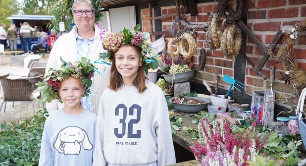 Unter fachkundiger Anleitung haben sich Sophia und Charlotte Blumenkränze für die 700 Jahr-Feier gebunden.