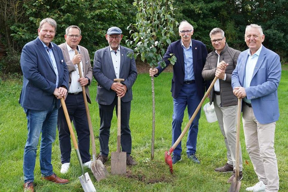 Karsten Alwast stellvertretender Landrat, Bürgermeister Sebastian Rieke, Bürgervorsteher Matthias Dammer, Bernd Heuer vom Dorfverschönerungsverein, Ortsbeiratsvorsitzender Olaf Dose-Mickley und Tourismuschef Manfred Wohnrade (v. lks.) pflanzten den ersten Baum. Viele weitere werden folgen, damit Brenkenhagen bald eine neue Streuobstwiese hat, die an das Jubiläum erinnert.