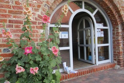 Der Kunstraum Remise Kloster Cismar zeigt die Ausstellung „damals - gestern - heute. Alte Schriftkunst, Neue Klänge“.