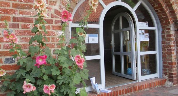 Der Kunstraum Remise Kloster Cismar zeigt die Ausstellung „damals - gestern - heute. Alte Schriftkunst, Neue Klänge“.