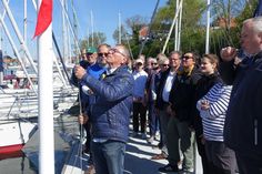 Standerhissung mit Begleitung der Bootsmannsmaatenpfeife.
