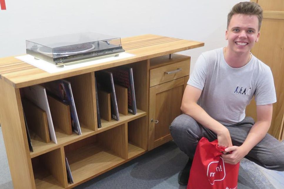 Der Innungsbeste Felix Peters mit seinem Gesellenstück, einem Phonoschrank in Eiche.