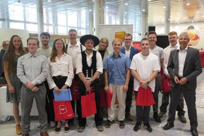 Die frisch gebackenen Gesellen (v. lks.): Katja Busse, Martin Hascke, Lukas Boldt, Kristin Truberg, Tjorven Voigt, Enno Ippig, Greta Krüger, James Riches, Philipp Meyer, Kevin Groß, Felix Peters, Malte Toth sowie Andreas Katschke, der Geschäftsführer der Handwerkskammer Lübeck.
