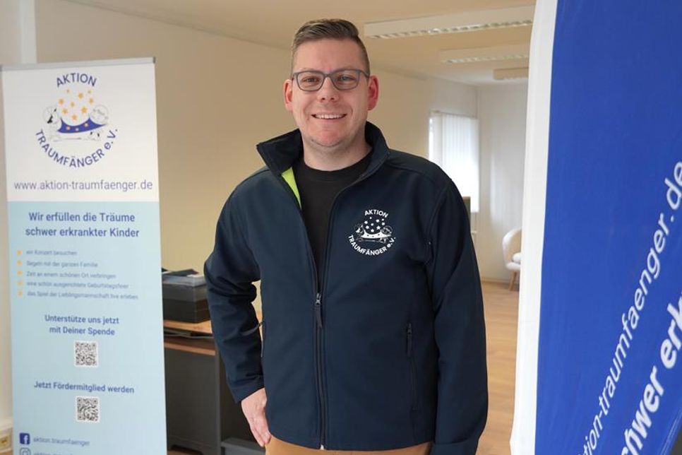 Vom Feuerwehrmann zum Wunscherfüller: Kevin Pirsig hilft, Träume wahr werden zu lassen – jetzt mit Büro in Neustadt.