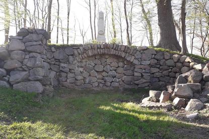 Grotte mit Stele im Park von Salzau.