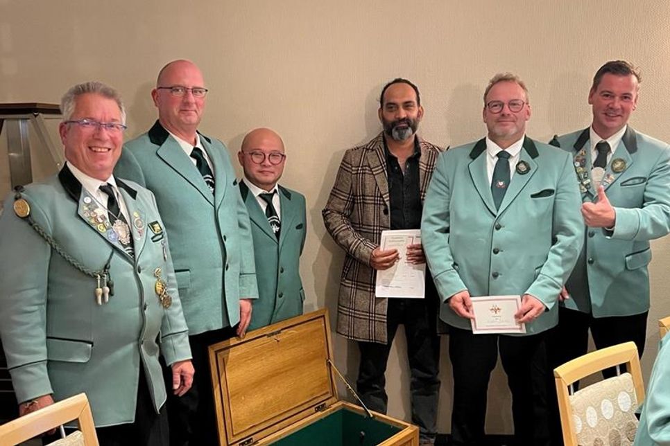 Begrüßung Neumitglieder: Ältermann Dr. Ralf Stolley, Rekruten Florian Jaekel, Calvin Ng, Ravinder Pal Singh, Heiko Barop, stellvertretender Ältermann Nils Hilbert (v. lks.).