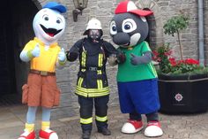 Aktive Atemschutzgeräteträger gingen durch den Hansa-Park und demonstrieren die neuesten Geräte.