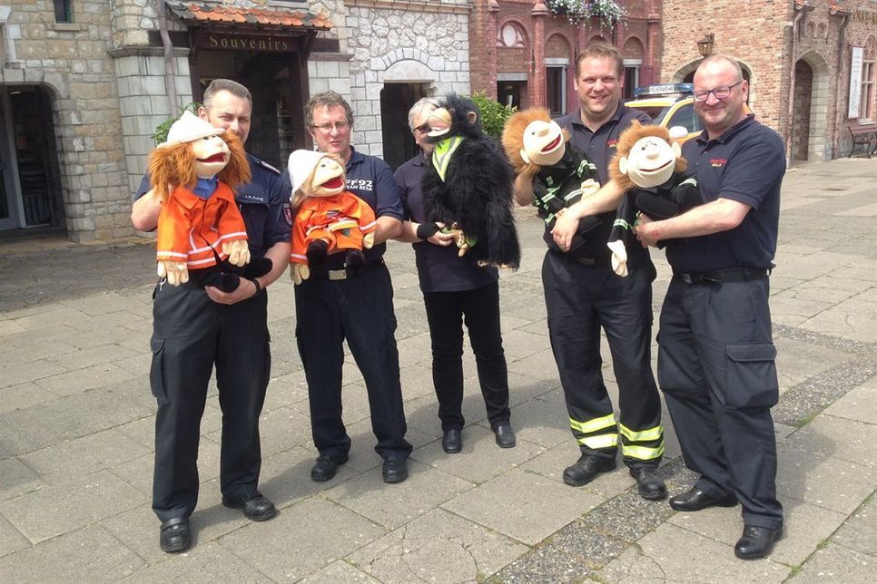 Mit sogenannten Klappmaulpuppen wurde in lockerer Art Brandschutzerziehung und -aufklärung demonstriert.
