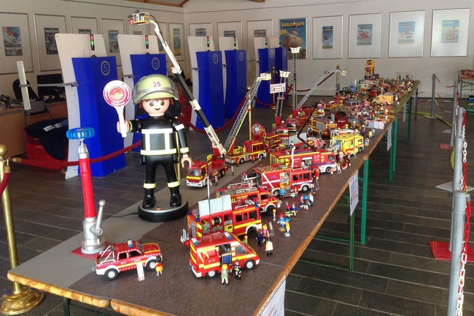 Präsentiert wurde eine Feuerwehr-Playmobil-Sammlung und Modellauto-Ausstellung mit 1:87-Modellen.