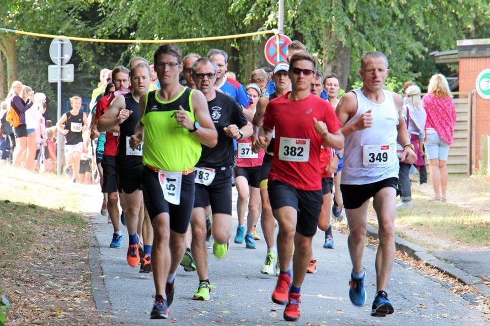 142 Läufer machten sich beim Jedermannlauf auf den Weg.