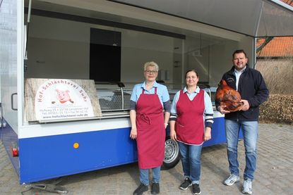 Christian Suhr und seine Mitarbeiterinnen Regina Witt (lks.) und Doris Schmidt, beide mit langjähriger Berufserfahrung.