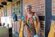 Käte Huppenbauer mit ihren jüngsten Werken.