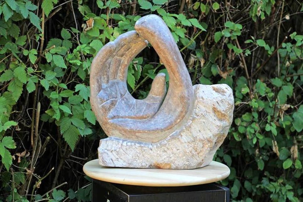 Die Specksteinskulptur "Abwehr und Annahme".
