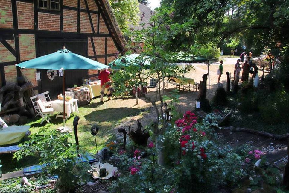 Der historische Pfarrhof bildet den idyllischen Rahmen der Ausstellung.