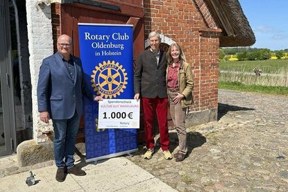 Rotary Präsident Jan Hegerfeld übergab auf dem Gutsgelände den symbolischen Spendenscheck an Dr. Constantin Stahlberg und seine Frau Dr. Andrea Stahlberg (v. lks.).