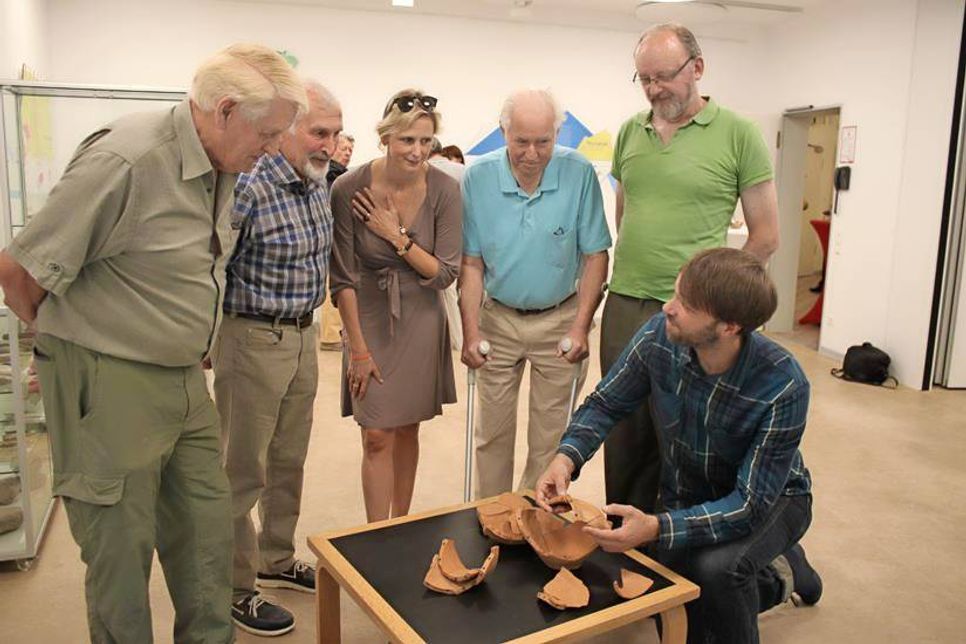 Stellten ihre Exponate zur Verfügung: Peter Seehusen (lks.), Rolf Seidel (2. v. lks.), Peter Rehder (2. v. re.) und Gerhard Kaiser (re.). Die Ausstellung wurde eröffnet von Dr. Katharina Schlüter (stehend Mitte), Geschäftsführerin der Sparkassen-Kulturstifung Ostholstein und Kurator Boris Breske (kniend re.).
