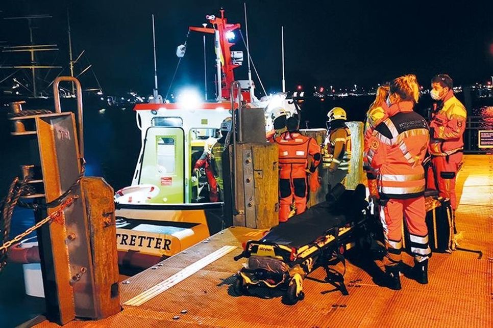 Am Anleger der Norderfähre in Travemünde übergaben die Seenotretter die drei Schiffbrüchigen an den Landrettungsdienst.