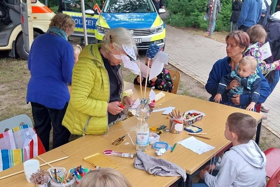 Der Streifenwagen der Polizei genoss große Aufmerksamkeit in allen Altersklassen.