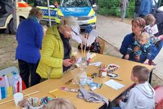 Der Streifenwagen der Polizei genoss große Aufmerksamkeit in allen Altersklassen.
