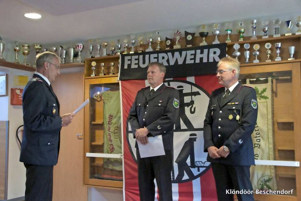 Bürgermeister Reinhard Krönke, Rolf Barsuhn und Ronny Streblow (v. lks.). Fotos: Klöndöör Beschendorf.