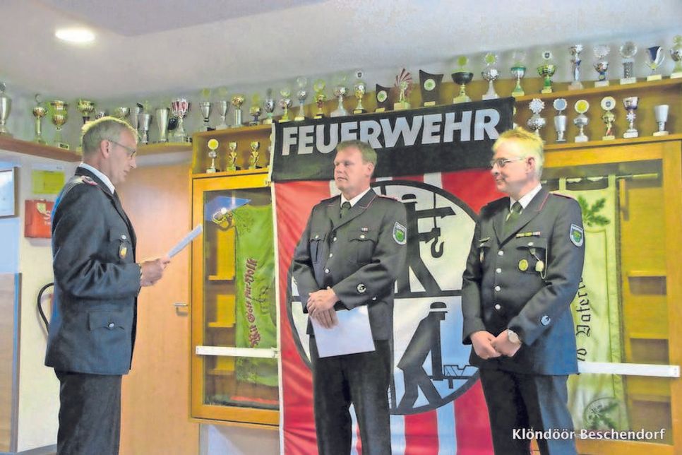 Bürgermeister Reinhard Krönke, Rolf Barsuhn und Ronny Streblow (v. lks.). Fotos: Klöndöör Beschendorf.