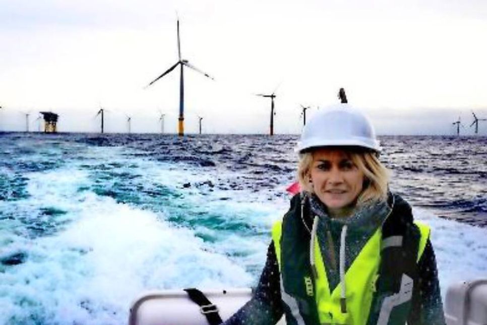 Verena Jeske erklärt zusammen mit Christian Brüske, wie ein großer Windpark in unserer Ostsee gebaut wird.