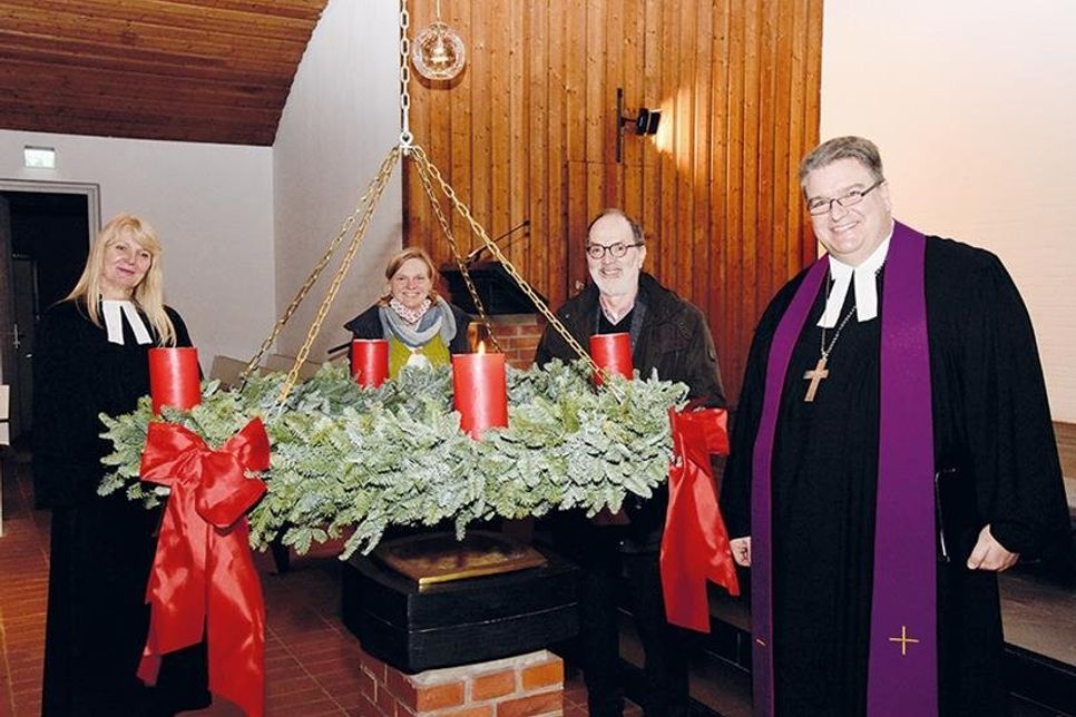 Freuten sich mit dem Ausgezeichneten Ernst-Henning Rohland über die Verleihung des Ansgarkreuzes: Cleverbrücks Pastorinnen Anne Rahe (li.), Gesa Paschen und Propst Dirk Süssenbach (re.).